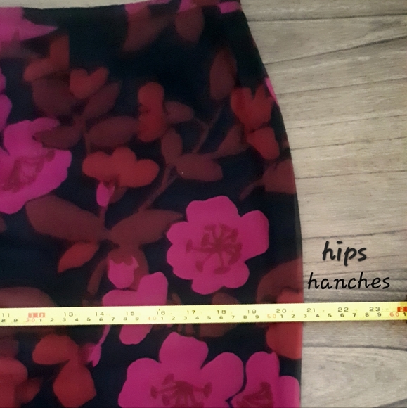 🌺Pencil black skirt with pink and burgundy colors in size L with zip at back - Picture 4 of 5